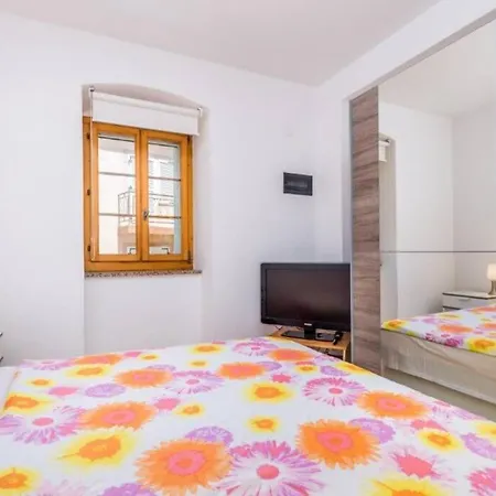 Apartment Tin 2 Vrbnik (Primorje-Gorski Kotar)